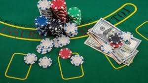 v999 လောင်းကစား ပလက်ဖောင်း Live Casino နှင့် Slots ကစားနေသောပုံ